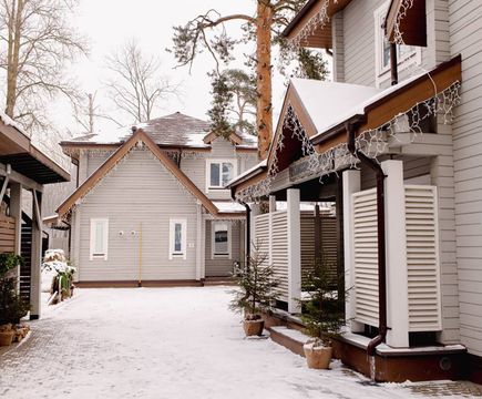 Большой коттедж